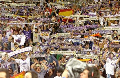 Seguidores del Real Madrid festejan en la grada del Amsterdam Arena la Copa de Europa conseguida por el Real Madrid tras ganar a la Juventus de Turín, el 20 de mayo de 1998.