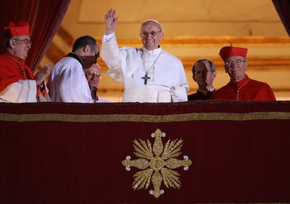 El papa Francisco saluda desde el balcón de San Pedro tras su elección el 13 de marzo de 2013.