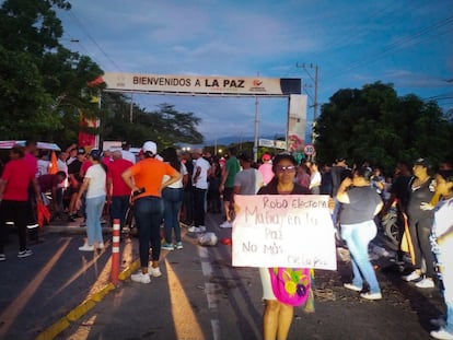 Habitantes de La Paz, Cesar, protestan por un posible fraude electoral, el domingo 29 de octubre de 2023.