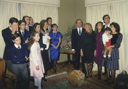 José María Ruiz Mateos y su mujer, Teresa Rivero, con sus 13 hijos y familia en 1980.