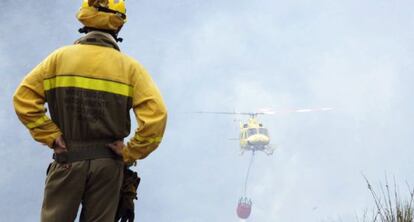 Un brigadista de Medio Ambiente, en el incendio de Navia de Suarna (Lugo).