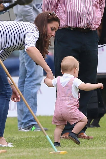 Durante la jornada el príncipe mostró al mundo que, ayudado por su madre, ya era capaz de dar pequeños pasitos. Catalina, pendiente de él en todo momento, también se convirtió en su compañera de juegos.