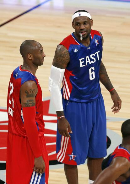 Kobe Bryant sonríe junto a LeBron James