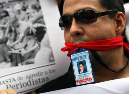 Un periodista venezolano se manifiesta frente a la sede de la Fiscalía por las agresiones sufridas por 12 colegas de manos de presuntos 'chavistas'