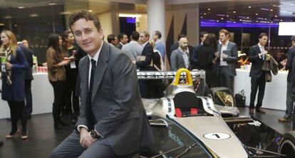 Alejandro Agag junto a un coche de carreras Fórmula expuesto en Londres el pasado mes de noviembre.