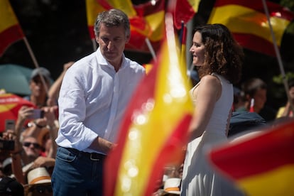 El presidente del Partido Popular, Alberto Núñez Feijóo, y la presidenta de la Comunidad de Madrid, Isabel Díaz Ayuso, durante la concentración del PP bajo el lema ‘Mafia o democracia’ en la Plaza de España el 8 de junio.