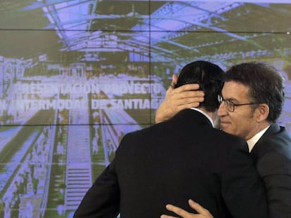 El presidente de la Xunta, Alberto N&uacute;&ntilde;ez Feij&oacute;o, abraza al ministro de Fomento, &Iacute;&ntilde;igo de la Serna, tras presentar la nueva estaci&oacute;n intermodal de Santiago.