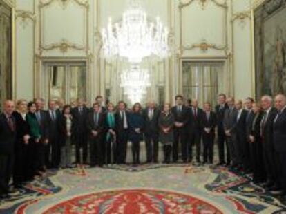 Directivos y representantes del Gobierno antes de la reuni&oacute;n mantenida ayer en el Palacio de Viana de Madrid.