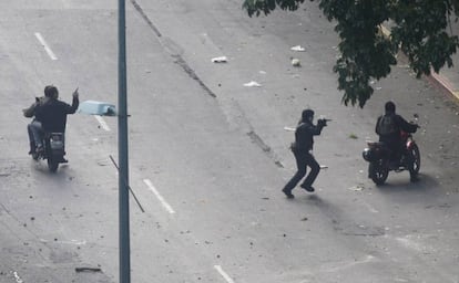 Civiles armados apuntan a manifestantes.