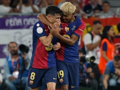 Pedri y Lamine Yamal celebran la conquista de la Copa del Rey en La Cartuja.