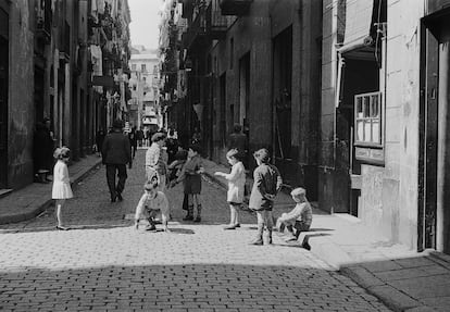 Niños jugando en una calle del Barrio Chino de Barcelona, el 13 de abril de 1934, en una imagen de Margaret Michaelis.