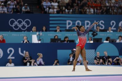 Simone Biles realiza su ejercicio de suelo, que le sirvió para ser segunda.