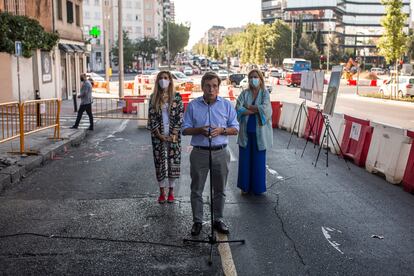 El alcalde de Madrid, José Luis Martínez-Almeida, durante la visita de las obras de reurbanización del eje Joaquín Costa-Francisco Silvela.