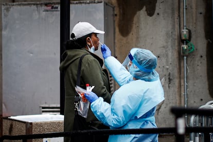 A un paciente se le realiza una prueba COVID-19 por un trabajador médico fuera del Brooklyn Hospital Center, el domingo 29 de marzo de 2020, en el distrito de Brooklyn de Nueva York.