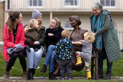 Familiares de Virginia Woolf, junto a la estatua dedicada a la escritora en Richmond.