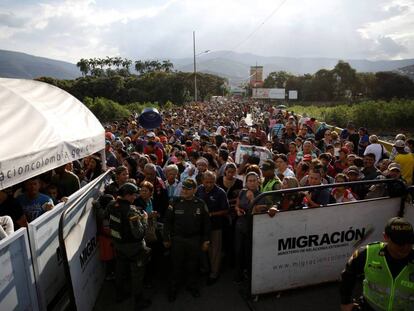 Migrantes venezolanos cruzan a Colombia en el puente internacional Simón Bolívar, cerca de Cúcuta.