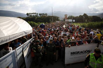 Migrantes venezolanos cruzan a Colombia en el puente internacional Simón Bolívar, cerca de Cúcuta.