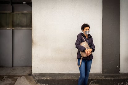 Na calçada do Hospital Municipal Tide Setúbal, na zona leste de São Paulo, a atendente de farmácia Gislene Gonçalves espera notícias do marido Sergio, internado em estado grave por causa do novo coronavírus. Ir até lá é a única maneira de saber do companheiro, já que a unidade não liga para os familiares para dar informações sobre os pacientes. "Eu estou com tosse há seis dias", conta ela, que deixou o filho mais velho, também com sintomas, cuidando dos dois mais novos para ir de ônibus até o local. "É uma tentativa de saber algo dele. Como ele chegou há pouco tempo, pode ser que não tenha boletim. Aí vou ter que voltar amanhã 5 horas da tarde para saber."