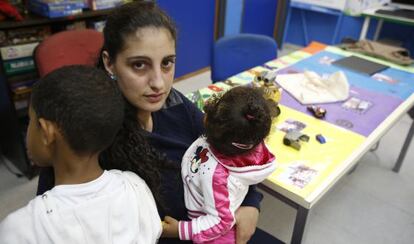 Aroa y sus hijos en la sede de Save the Children.