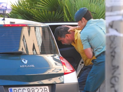 Un agente escolta a Salvador Alberto Morales Méndez antes de ser conducido a la cárcel.
