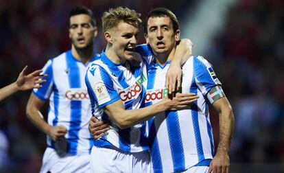 Odegaard celebra el gol con Oyarzabal.