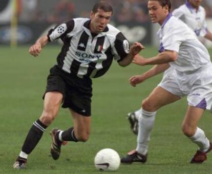 Zidane intenta superar a Redondo en la final de 1998.