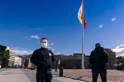 Rodrigo, izquierda, junto a otro miembro del grupo Bastión Frontal, de espaldas, en la plaza de Colón de Madrid.