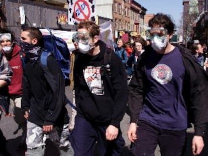 Manifestantes antiglobalización desfilaban ayer por las calles de Quebec.