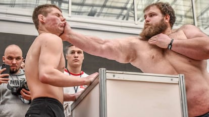 Vasili Kamotski abofeteaba en marzo de 2019 a un rival en el Siberia Power Show, en una imagen de este festival.