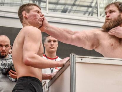 Vasili Kamotski abofetea a un rival en el campeonato de bofetadas Siberia Power Show.
