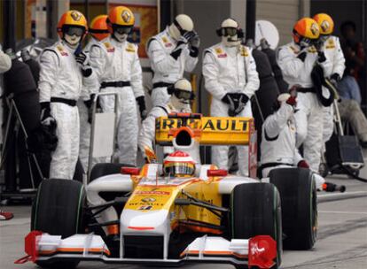 Fernando Alonso sale del taller para incorporarse a la pista durante la sesión de ayer.