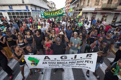 Cabecera de una protesta contra la inmigración, el paro y la violencia en Cayena, capital de la Guayana Francesa. Desde 1946, la última posesión de Europa en Sudamérica es un territorio de ultramar, y no una verdadera colonia, con dos representantes en el Parlamento nacional y acceso a unos generosos servicios sociales. Pero aún así, la delincuencia y el desempleo aumentan.