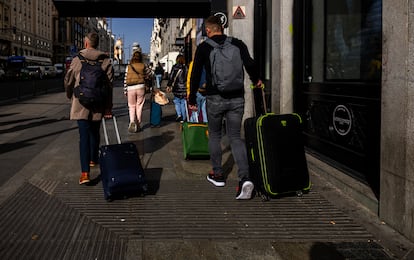 Turistas por la Gran Vía, en Madrid.