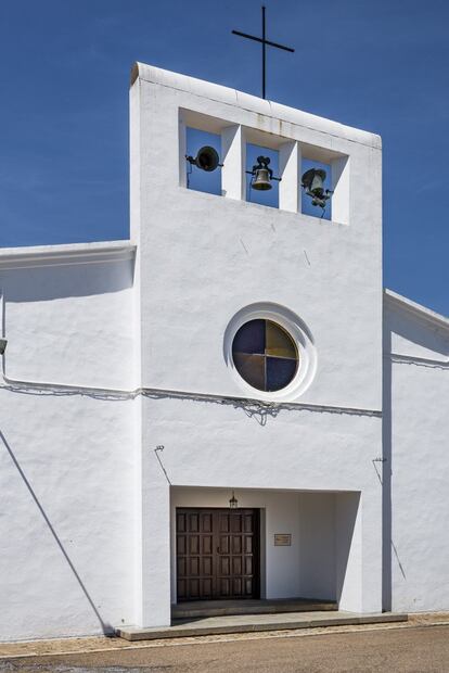 La fachada de la iglesia de La Bazana, en Badajoz. Extremadura, junto con Andalucía, fueron las regiones donde más pueblos de colonización se levantaron: alrededor de la mitad de los tres centenares que existen.