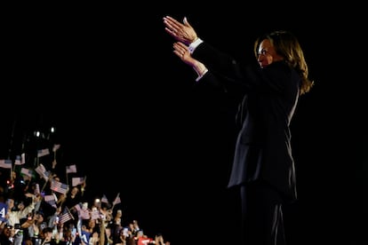 Kamala Harris saluda a sus simpatizantes en el National Mall tras su discurso del 29 de octubre.