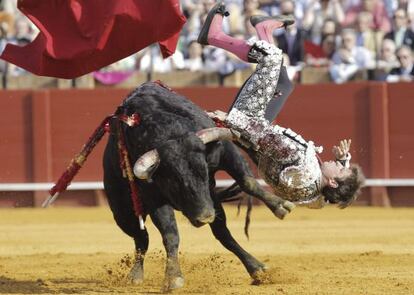 La cogida de El Juli el pasado día 19 en La Maestranza de Sevilla.