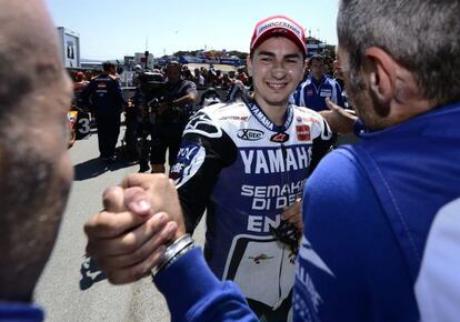 Lorenzo, felicitado por el equipo Yamaha tras la 'pole'.