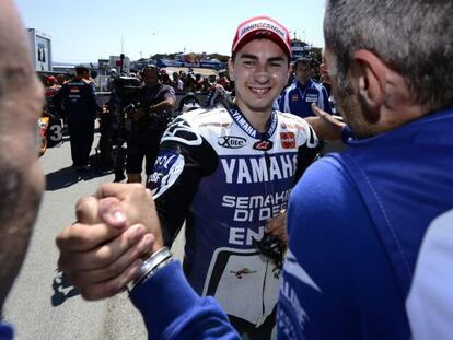 Lorenzo, felicitado por el equipo Yamaha tras la 'pole'.