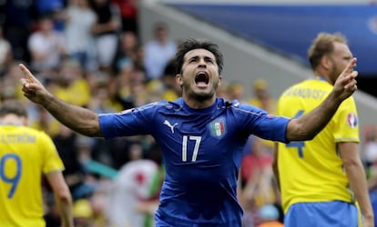 Eder celebra o gol da Itália contra a Suécia.