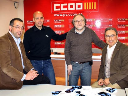 Los autores Fernando Carrillo, José Manuel Gabriel y Manuel del Álamo, con el secretario general de CC OO-PV, Francisco Molina.