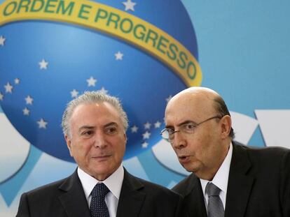 Michel Temer, presidente de Brasil (a la izquierda) escucha al ministro de Finanzas, Henrique Meirelles.