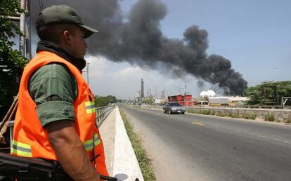 Incendio en la refiner&iacute;a venezolana de Amuay.