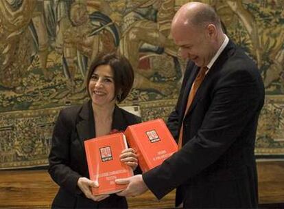 El <i>ararteko</i> entrega su informe anual a la presidenta del Parlamento, Izaskun Bilbao.