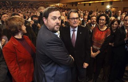 Junqueras saluda Mas abans de comen&ccedil;ar la confer&egrave;ncia. 