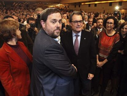 Junqueras saluda Mas abans de comen&ccedil;ar la confer&egrave;ncia. 