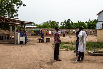 El director del hospital de Mora, Abali Malloum, charla con dos trabajadores sanitarios en el patio del centro sanitario. Pincha en la imagen para ver la fotogalería completa.