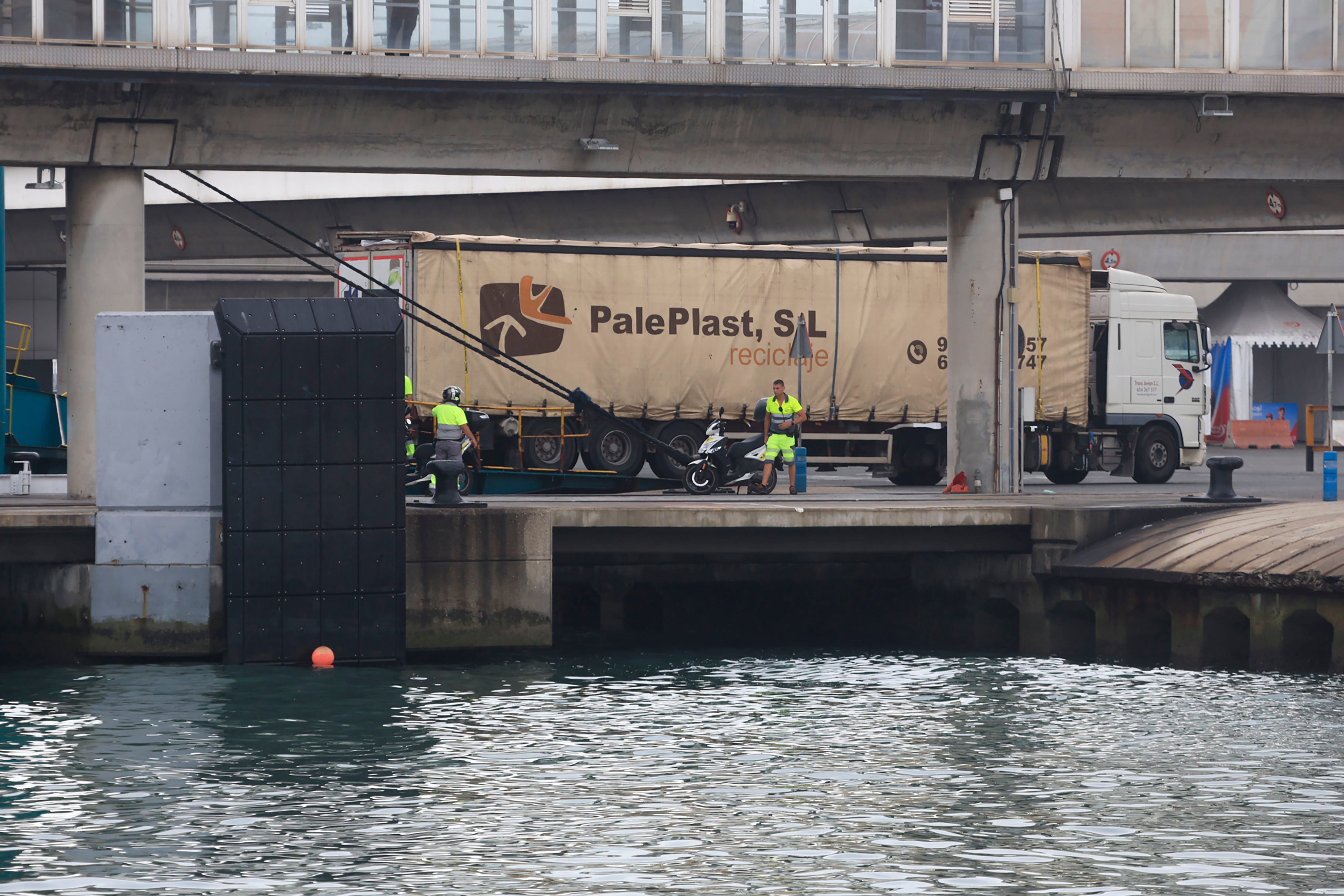 Dos mujeres mueren al caer un coche al mar en el puerto de Algeciras