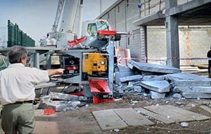 La pared que se derrumbó ayer en el polideportivo del barrio de Natzaret, en Valencia, y atrapó a dos obreros.