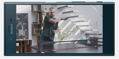 Iniesta demuestra su dotes con el ping-pong.