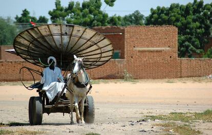 2005, Darfur, Sudán. Una de las cosas que más me sorprendió a mi regreso a Bagdad en mayo de 2003 fue ver que las antenas parabólicas, prohibidas durante la época de Saddam Hussein, se vendían prácticamente en cualquier tipo comercio. En Darfur, gracias a platos construidos artesanalmente como el de la imagen, tuve la oportunidad de ver algún partido del mundial del 2006 en aldeas que, por otra parte, no disponían de electricidad ni agua corriente.